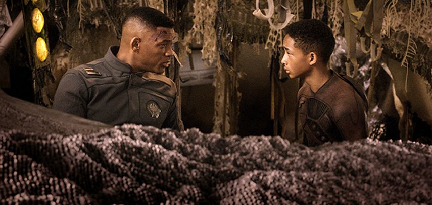 Imagen publicitaria distribuida por Sony-Columbia Pictures muestra a Will Smith, izquierda, y Jaden Smith en una escena de la película After Earth. (AP)