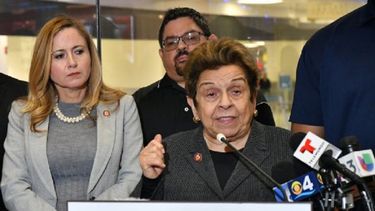 De izq a derecha: las congresistas demócratas Debbie Mucarsel Powell y Donna Shalala, el pasado mes de enero, durante una rueda de prensa a raiz del cierre parcial de la administración federal.