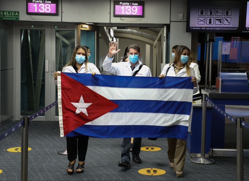 Foto de reparto difundida por el Aeropuerto Tocumen de Panamá, de personal médico cubano a su llegada al Aeropuerto Internacional de Tocumen en la Ciudad de Panamá, el 24 de diciembre de 2020. Un grupo de 220 profesionales de la salud cubanos arribaron este jueves a Panamá, pese a la negativa de Estados Unidos. para ayudar al país centroamericano en su lucha contra la pandemia del coronavirus COVID-19