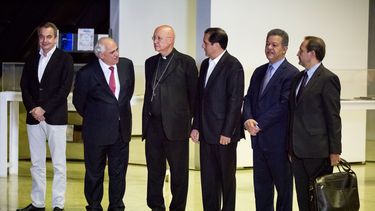 Los mediadores, el exmandatario español Jose Luis Rodríguez Zapatero; Ernesto Samper, de Unasur; Claudio María Celli, representante del Vaticano; el exmandatario panameño Martin Torrijos y el exmandatario de Dominicana, Leonel Fernández.