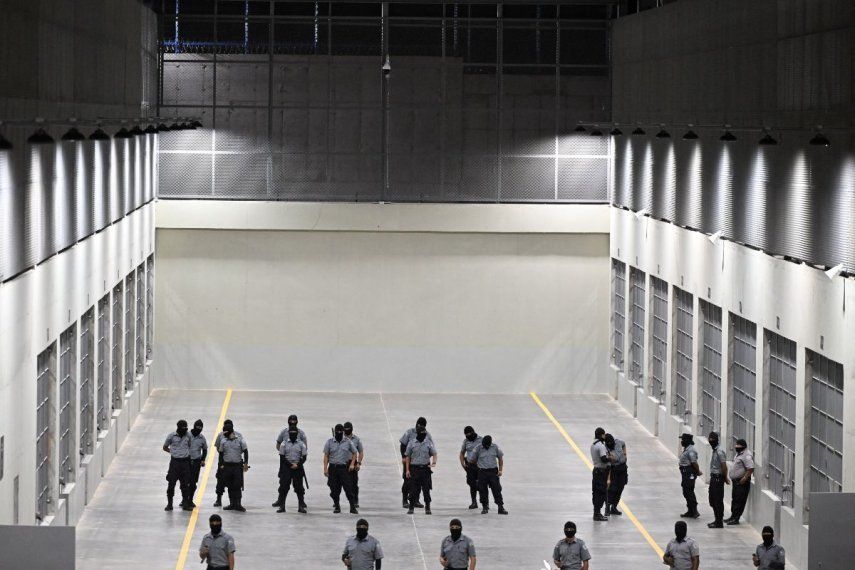 Oficiales de seguridad de la prisión del gobierno montan guardia dentro de la prisión recién inaugurada, en El Salvador.