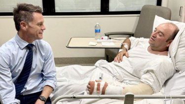 Esta foto, tomada y recibida del Departamento del Primer Ministro de Nueva Gales del Sur el 15 de diciembre de 2025, muestra al primer ministro de Nueva Gales del Sur, Chris Minns (izq.), hablando con Ahmed Al Ahmed, el hombre que detuvo y desarmó a uno de los atacantes de Bondi Beach, en el Hospital St George de Sídney. &nbsp;