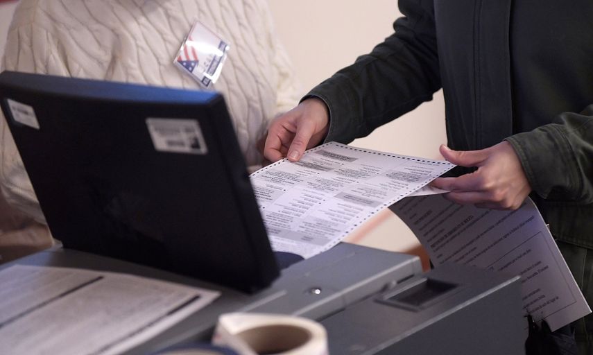 Una persona introduce su boleta en una máquina de votos durante las elecciones de medio mandato en EEUU.