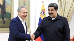 El expresidente del gobierno de España, José Luis Rodríguez Zapatero, y el dictador de Venezuela, Nicolás Maduro. El expresidente del gobierno de España, José Luis Rodríguez Zapatero, y el dictador de Venezuela, Nicolás Maduro.