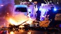Oficiales de policía caminan rodeados de objetos quemados en Bruselas, luego de la caída de la selección de Bélgica en su segundo choque del Mundial de Catar.