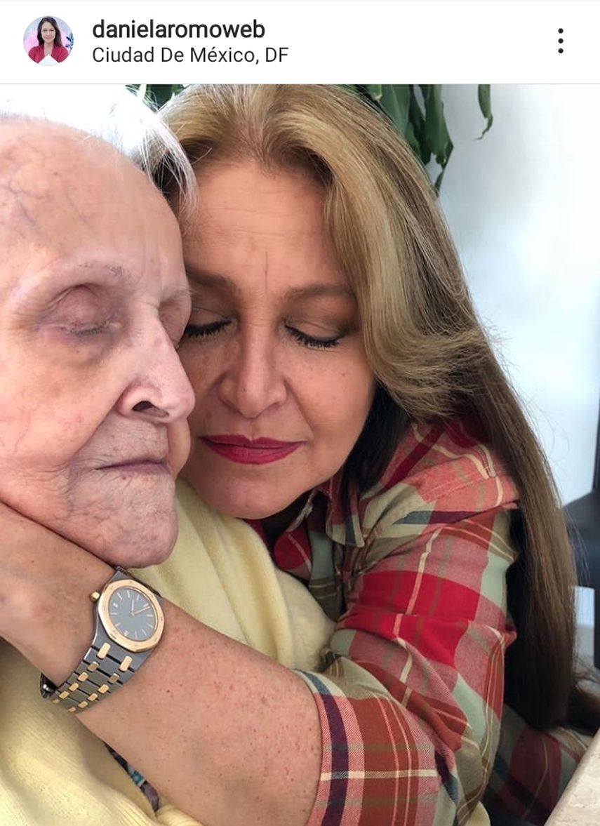Daniela Romo junto a su mam&aacute;, do&ntilde;a Teresa Corona.