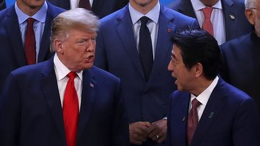 El presidente Donald Trump (izq.), conversa con el primer ministro de Japón, Shinzo Abe durante la fotografía de familia de la Cumbre del G20 que se celebra en Buenos Aires.&nbsp;
