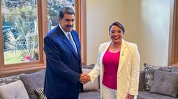 El dictador de Venezuela, Nicolás Maduro, es recibido en Tegucigalpa, Honduras, por la presidenta izquierdista Xiomara Castro. El dictador de Venezuela, Nicolás Maduro, es recibido en Tegucigalpa, Honduras, por la presidenta izquierdista Xiomara Castro.
