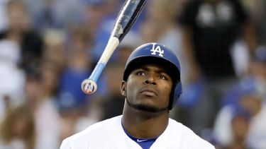 Yasiel Puig tiene una línea vitalicia de 277 de average con 135 batazos de cuatro esquinas y 415 carreras fletadas hacia el plato, pero sigue sin firmar