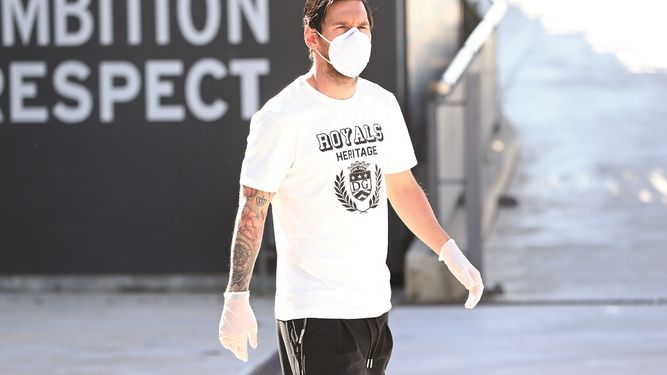 El argentino Lionel Messi camina portando un cubrebocas en las instalaciones de entrenamiento del Barça, en Barcelona, España, el 6 de mayo de 2020.