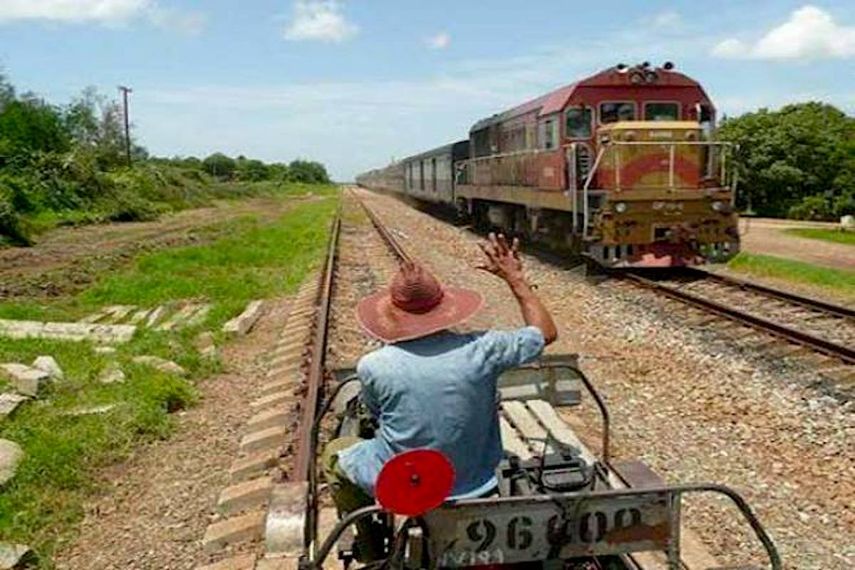 En Cuba, el ferrocarril se inauguró el 19 de noviembre de 1837, con la puesta en marcha de una línea que comunicaba a La Habana con la cercana localidad de Bejucal.