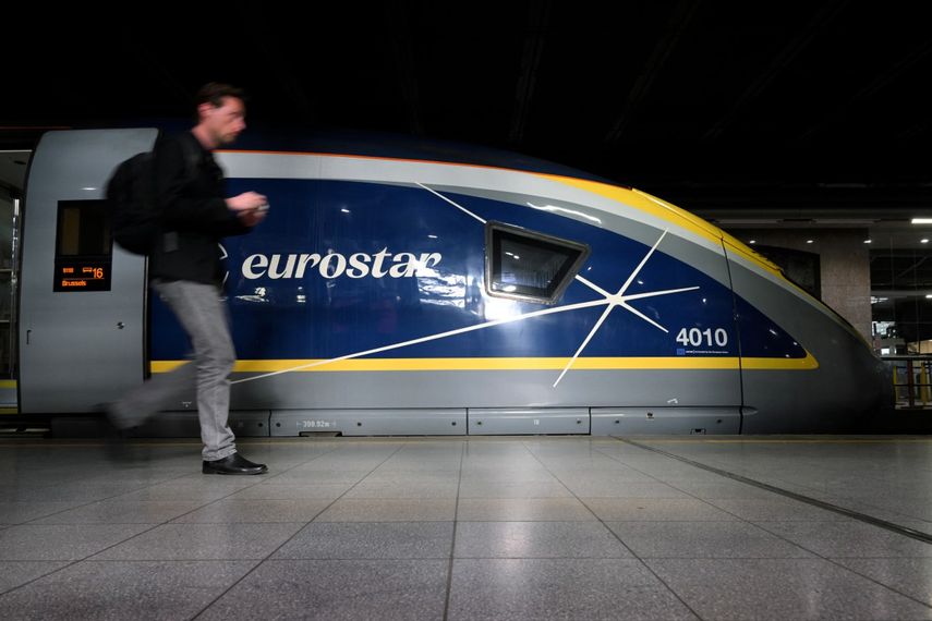Los pasajeros caminan por un andén al llegar procedentes de Londres a la terminal de Eurostar de la estación de tren de Bruselas-Midi en Bruselas, el 2 de abril de 2025.