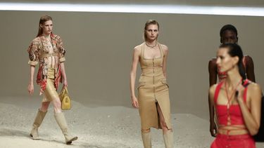 Modelos presentan creaciones de Hermès para la colección de prêt-à-porter femenina primavera-verano 2026, en el marco de la Semana de la Moda de París, el 4 de octubre de 2025.