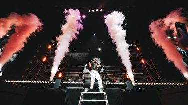 Sebastián Yatra actúa en España como parte de la gira Entre tanta gente.