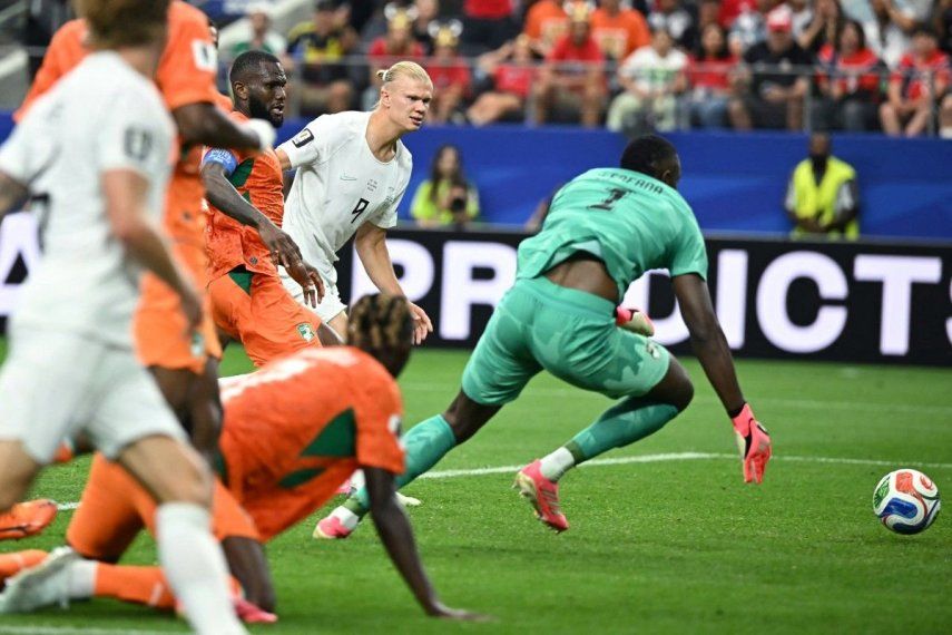 El delantero noruego #09 Erling Braut Haaland (C) dispara y anota el segundo gol de su equipo durante la ronda de fútbol 32 de la Copa Mundial 2026 entre Costa de Marfil y Noruega en el Estadio Dallas de Arlington el 30 de junio de 2026. &nbsp;