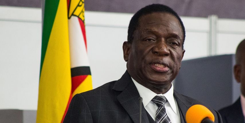 Emmerson Mnangagwa, de 75 años, dirigirá&nbsp;Zimbabue&nbsp;previsiblemente hasta las elecciones del año que viene después de que Mugabe, de 93 años, renunciara el martes