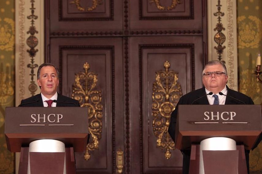 El secretario de Hacienda, José Antonio Meade (i) y &nbsp;el gobernador del Banco de México, Agustín Carstens (d) en declaración conjunta