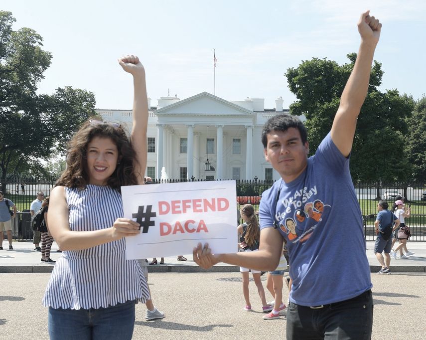 Dos jóvenes soñadores participan en una protesta que busca defender el proyecto DACA, a las puertas de la Casa Blanca, en Washington.