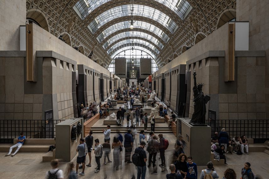 La gente visita el Museo de Orsay en París, el 30 de agosto de 2023. Los principales museos en la capital francesa se llenaron en 2023, batiendo récords de asistencia o volviendo a los niveles de 2019.