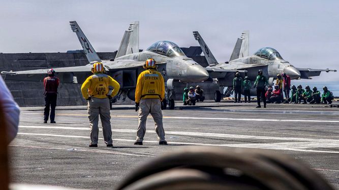 Aviones F-18 Súper Hornet en el portaaviones Abraham Lincoln que se encuentra en el Medio Oriente.