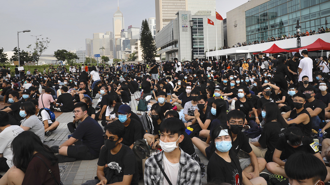 Estudiantes y otros manifestantes participan en una protesta en Edinburgh Place, en Hong Kong, el 22 de agosto de 2019.&nbsp;