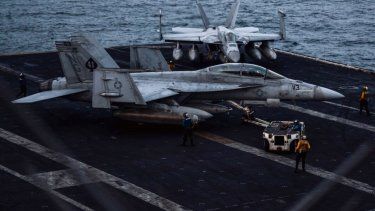 Aviones F/A-18 Super Hornet de la Armada de los Estados Unidos a bordo del USS Abraham Lincoln (CVN 72) se preparan para una misión de combate nocturna durante la Operación Furia Épica, el 25 de marzo.