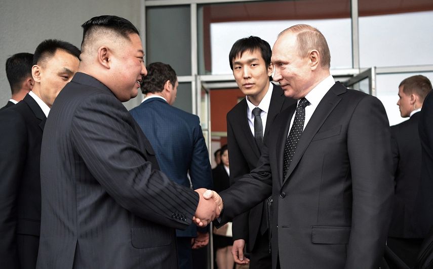 El líder norcoreano, Kim Jong-un (izq), estrecha la mano al presidente ruso, Vladímir Putin (dcha), durante la primera cumbre entre ambos mandatarios en la isla de Russki, Vladivostok, Rusia.&nbsp;