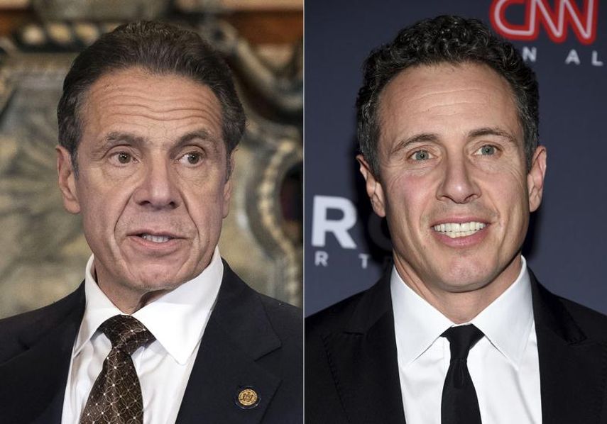 En esta combinación de fotos aparecen el entonces gobernador de Nueva York, izquierda, en una conferencia de prensa en Albany, el 3 de diciembre de 2020; y su hermano Chris Cuomo, presentador de noticias de CNN, en una ceremonia en NY, el 9 de diciembre de 2018. CNN dijo el 30 de noviembre de 2021 que ha suspendido a Chris Cuomo por tiempo indeterminado al conocerse detalles de cómo ayudó a su hermano cuando estaba acusado de acoso sexual.&nbsp;