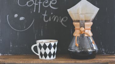 El consumo de café parece tener cierta correlación con un menor riesgo de desarrollar Alzheimer y Parkinson, explica el doctor Donald Weaver.