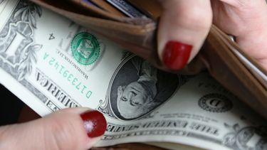 Casi la mitad de los estadounidense sufri&oacute; una disminuci&oacute;n de su salario desde la imposici&oacute;n a mediados de marzo de medidas de confinamiento.