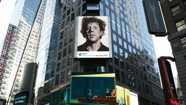 Las piezas Phil, creada por Chuck Close, y Nighthawks, de Edward Hopper, engalanan a Time Square en Nueva York. (AP)