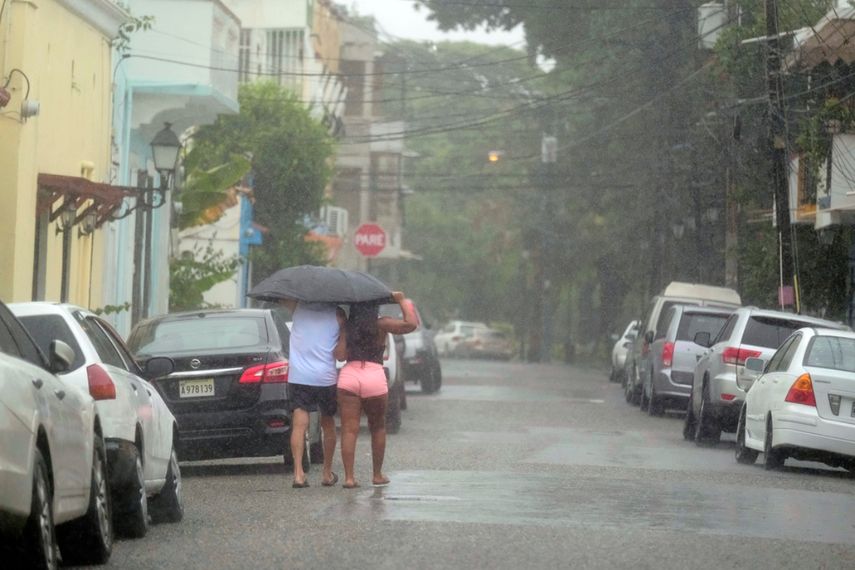 Unas personas caminan bajo la lluvia provocada por la tormenta tropical Franklin en Santo Domingo, República Dominicana, el miércoles 23 de agosto de 2023.