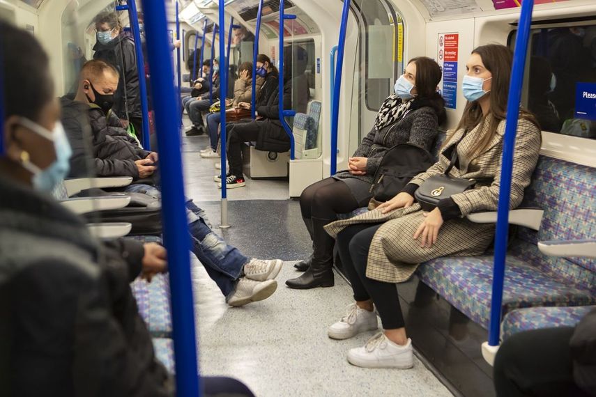 Pasajeros viajan en el metro protegidos con mascarillas.