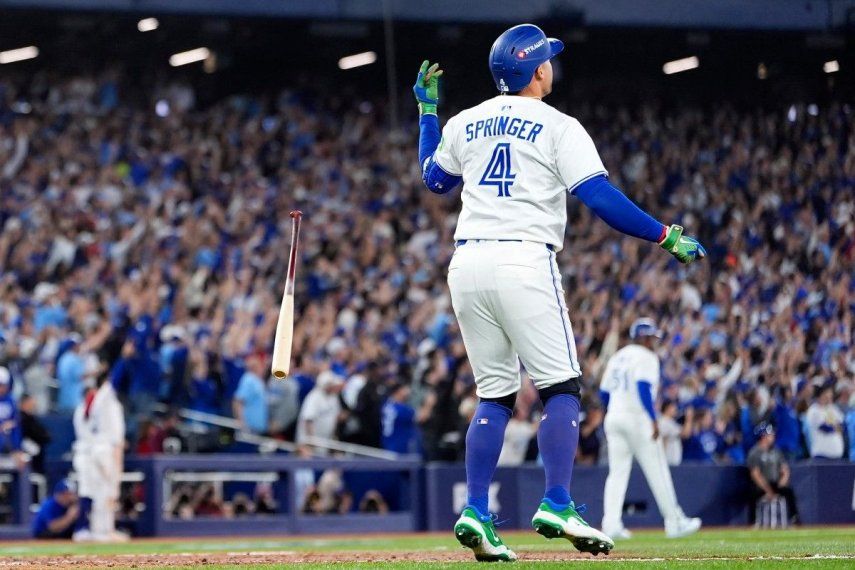 George Springer, número 4 de los Toronto Blue Jays, lanza su bate tras conectar un jonrón de tres carreras contra los Seattle Mariners durante la séptima entrada del séptimo juego de la Serie de Campeonato de la Liga Americana en el Rogers Centre el 20 de octubre de 2025 en Toronto, Ontario.&nbsp;