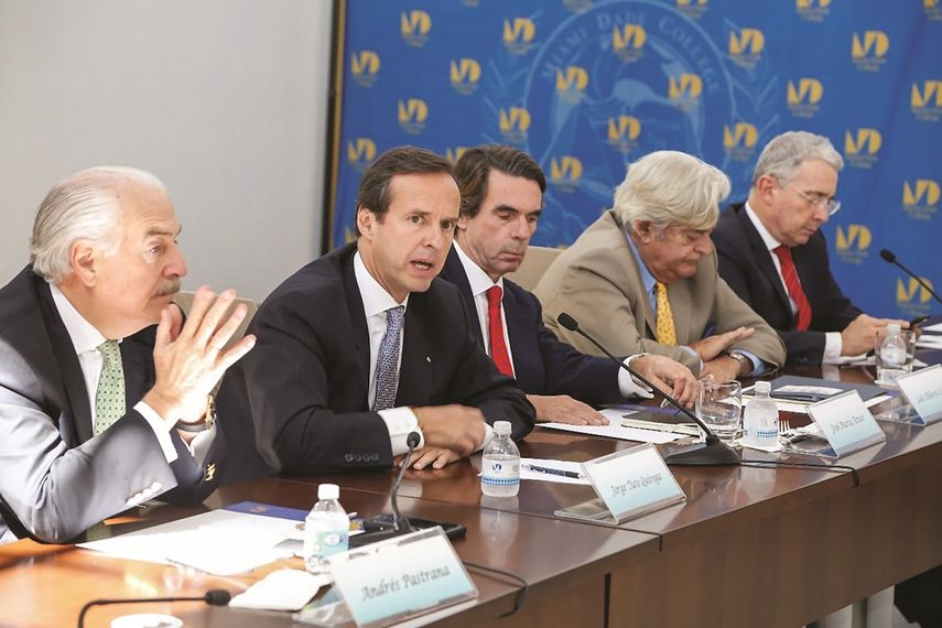De izquierda a derecha, los expresidentes Andrés Pastrana (Colombia), Jorge Quiroga (Bolivia), José María Aznar (España), Luis Alberto Lacalle (Uruguay) y Álvaro Uribe (Colombia), integrantes del grupo IDEA.