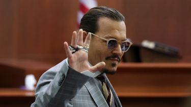 El actor estadounidense Johnny Depp reacciona cuando se va para un descanso durante el juicio por difamación Depp vs Heard en el Tribunal de Circuito del Condado de Fairfax en Fairfax, Virginia, el 26 de mayo de 2022.&nbsp;