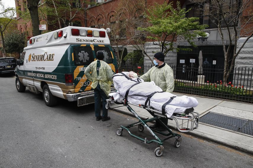 En imagen de archivo del 17 de abril de 2020, un paciente es trasladado en una camilla afuera del Centro de Salud Cobble Hill por personal m&eacute;dico de emergencias en Brooklyn, Nueva York.&nbsp;