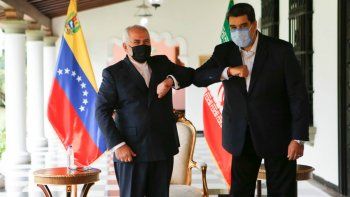 NOTICIA DE VENEZUELA  - Página 12 Imagen-del-folleto-publicado-la-presidencia-venezolana-que-muestra-al-presidente-venezuela-nicolas-maduro-derecha-chocando-el-ministro-relaciones-exteriores-la-republica-islamica-iran-javad-zarif-izquierda-el-palacio-miraflores-caracas-el-5-noviembre-2020-zarif-dijo-el-jueves-que-su-pais-estara-del-lado-venezuela-las-sanciones-estados-unidos-contra-ambos-paises