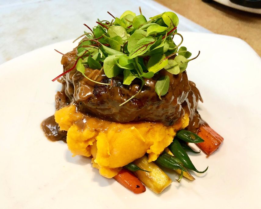 Filete de res sobre puré de malanga y boniato.
