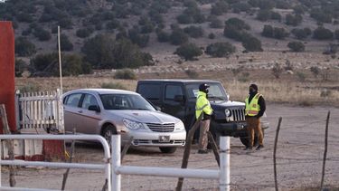Personal de seguridad en la entrada de un set de filmación donde la policía dice que el actor Alec Baldwin disparó una pistola de utilería, matando a una directora de fotografía, en las afueras de Santa Fe, Nuevo México, el viernes 22 de octubre de 2021.&nbsp;