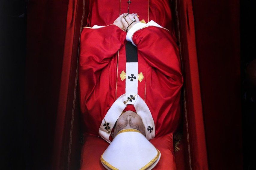 Llegada del féretro del Papa Francisco I a la Basílica de San Pedro, a 23 de abril de 2025, en Ciudad del Vaticano. El féretro del Papa Francisco, fallecido el pasado 21 de abril a los 88 años, se encuentra en la Basílica Papal de San Pedro en el Vaticano para ser velado, tras ser trasladado desde la capilla de la residencia de Santa Marta. A la llegada del féretro a la Plaza de San Pedro se han podido leer más escuchar aplausos que salían de entre los cerca de 20.000 fieles congregados para despedir al Papa. Llegada del féretro del Papa Francisco I a la Basílica de San Pedro, a 23 de abril de 2025, en Ciudad del Vaticano. El féretro del Papa Francisco, fallecido el pasado 21 de abril a los 88 años, se encuentra en la Basílica Papal de San Pedro en el Vaticano para ser velado, tras ser trasladado desde la capilla de la residencia de Santa Marta. A la llegada del féretro a la Plaza de San Pedro se han podido leer más escuchar aplausos que salían de entre los cerca de 20.000 fieles congregados para despedir al Papa.