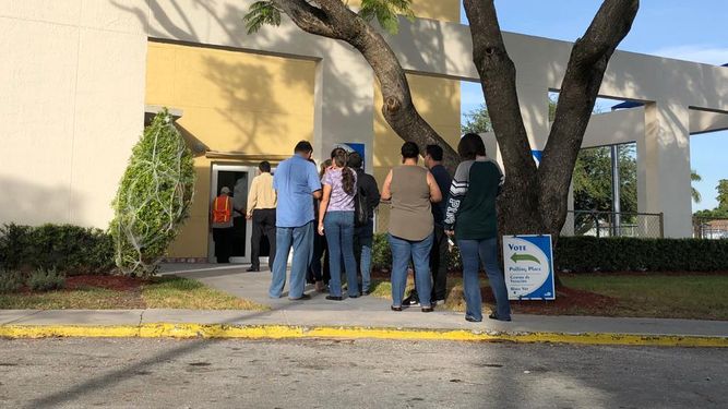 Residentes de Sweetwater van a votar este martes 6 de noviembre. 
