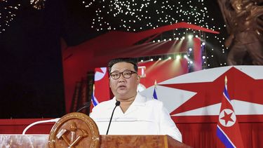 En esta imagen cortesía del gobierno norcoreano, el mandatario de Corea del Norte, Kim Jong Un, pronuncia un discurso durante una ceremonia por el 69no aniversario del armisticio que puso fin a la Guerra de Corea, el miércoles 27 de julio de 2022, en Pyongyang, Corea del Norte.&nbsp;