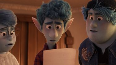 Laurel, interpretada por Julia Louis-Dreyfus; Ian Lightfoot, con la voz de Tom Holland, y Barley Lightfoot, interpretado por Chris Pratt, en una escena de Onward.