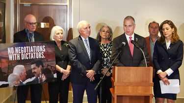 Congresistas y representantes de comundidadades hispanas en una reunión en el aeropuerto de Miami.