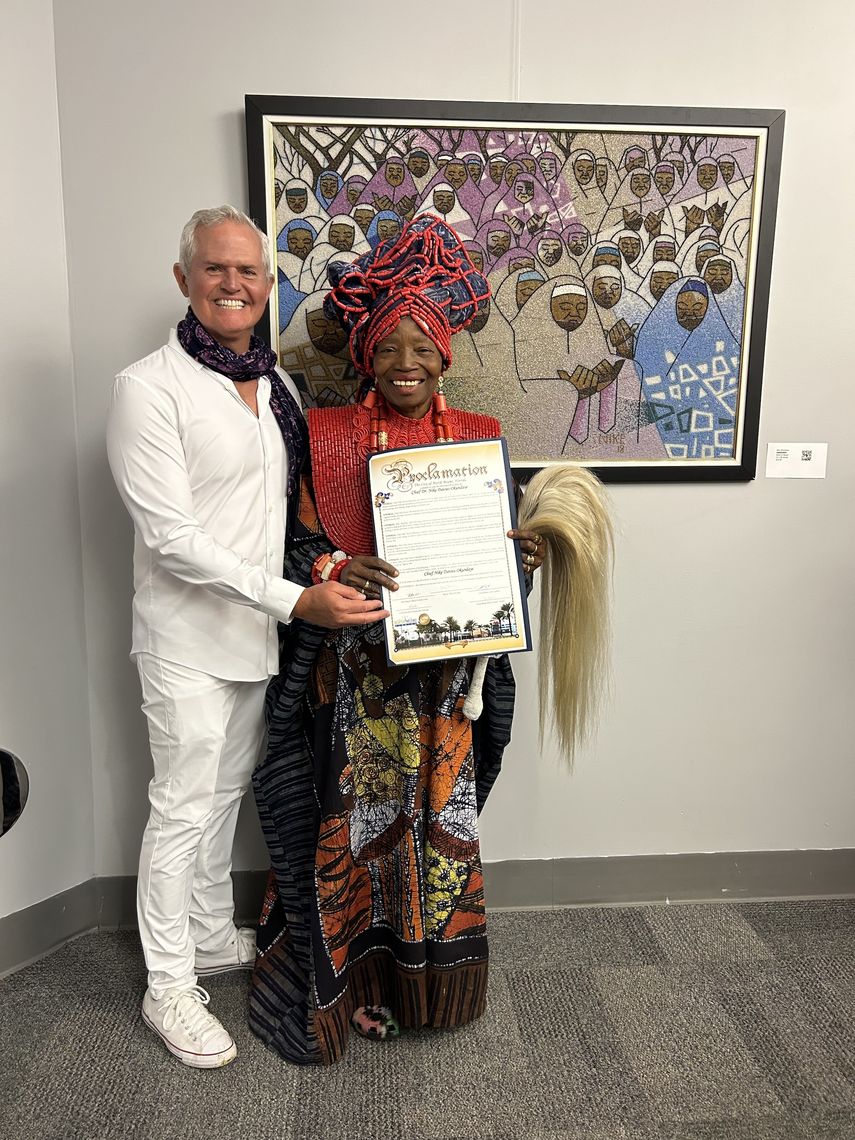 El concejal Scott Galvin, del distrito 1 de North Miami, junto a la Dra. Nike Davies-Okundaye, quien recibió una proclamación por su pasión y compromiso con las artes, en la noche en AfriKin Art Fair.&nbsp;