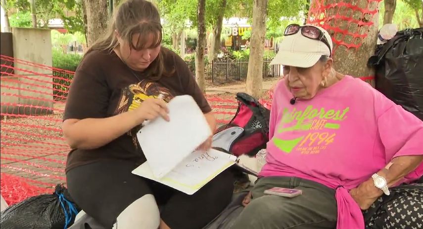 Durante dos años, Carmela, su hija y el gato han estado sin hogar, a veces viviendo en vehículos o alternando con estancias cortas en moteles ocasionales cuando tienen un poco de dinero.