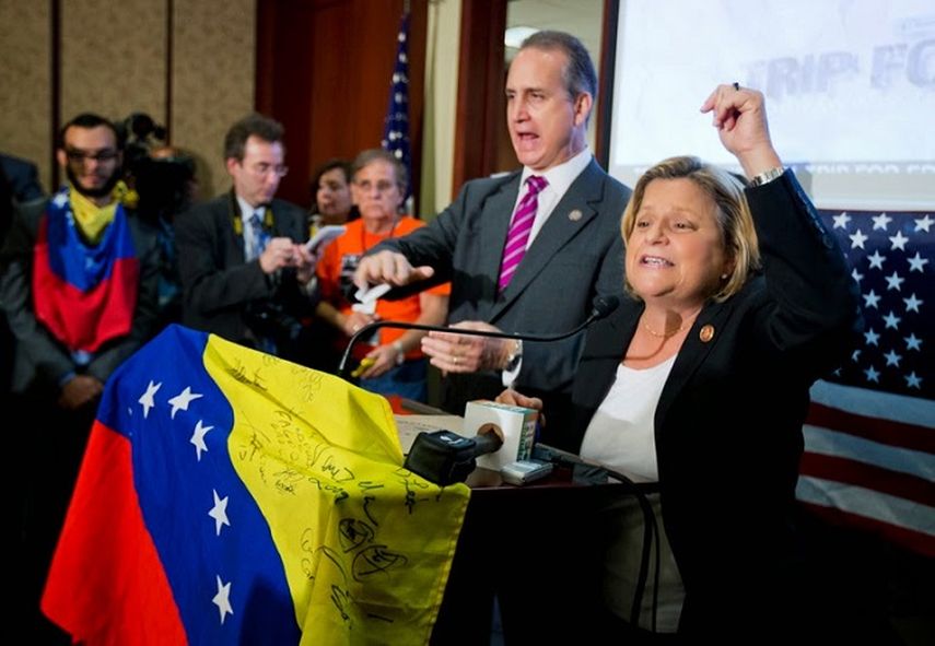 Los congresistas Mario Díaz-Balart e Ileana Ros-Lehtinen manifiestan su apoyo en reunion con comité de venezolanos. (AP)
