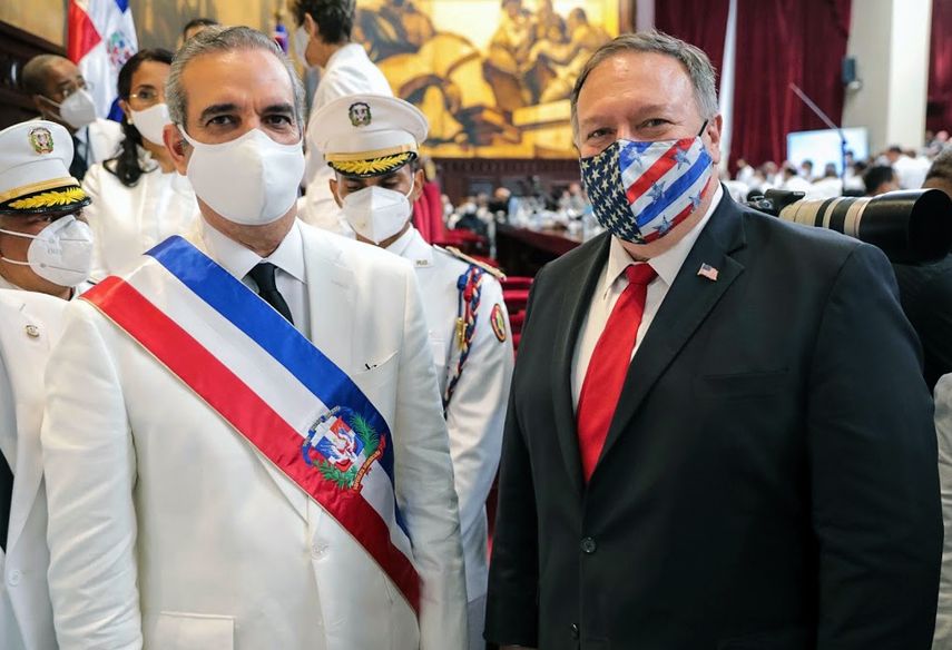El nuevo presidente dominicano Luis Abinader (izq.)&nbsp;y&nbsp; secretario de Estado de los Estados Unidos, Mike Pompeo, en el Congreso Nacional despu&eacute;s de la ceremonia de toma de posesi&oacute;n en Santo Domingo.&nbsp;