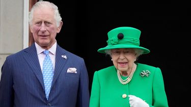 El príncipe Carlos y la reina Isabel II de Inglaterra.&nbsp;
